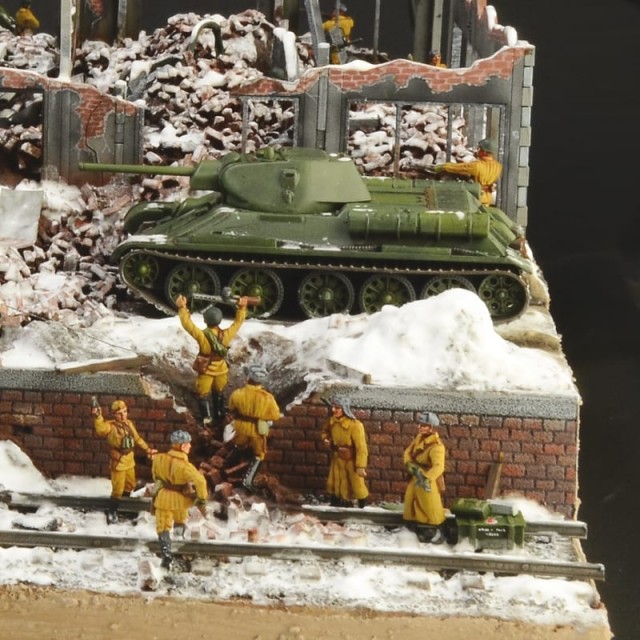 Italeri 1/72 Stalingrad Siege 1942 Tractor Plant Assault - Battle Set