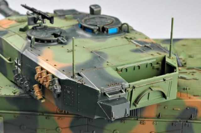 HobbyBoss 1/35 German Leopard 2 A4 Tank
