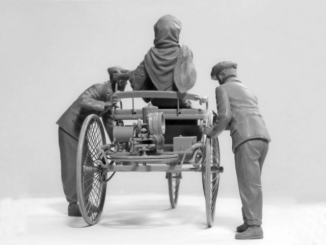 ICM 1/24 Benz Patent-Motorwagen 1886 with Mrs. Benz and Sons