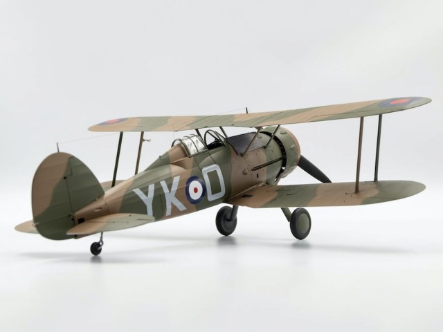 ICM 1/32 Gloster Gladiator Mk.I with British Pilots in Tropical Uniform