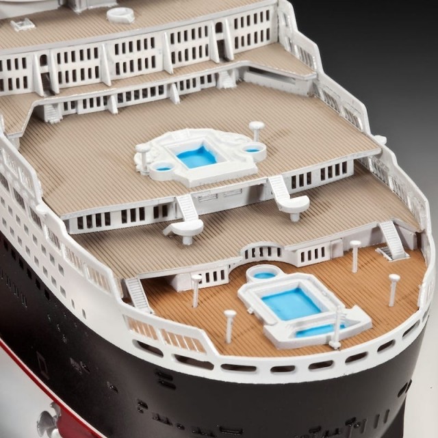 Revell 1/700 Queen Mary 2 Ocean Liner