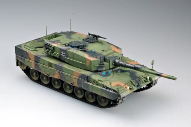 HobbyBoss 1/35 German Leopard 2 A4 Tank