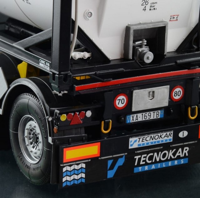 Italeri 1/24 Tecnokar Trailer with 20 Tank