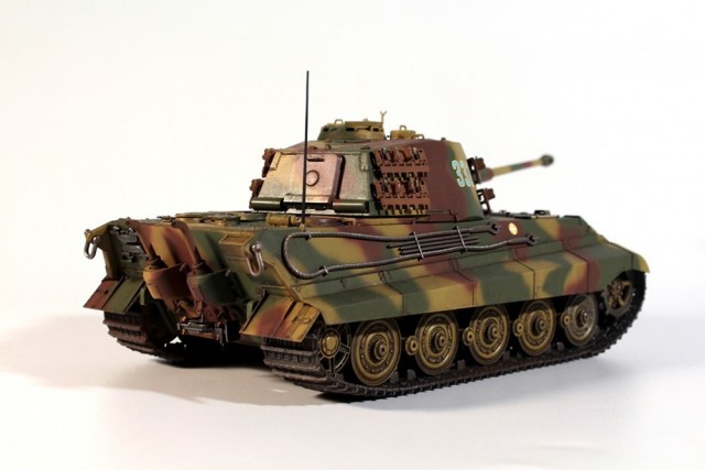 ICM 1/35 Pz.Kpfw.VI Ausf.B Konigstiger with Henschel Turret (Late Production)